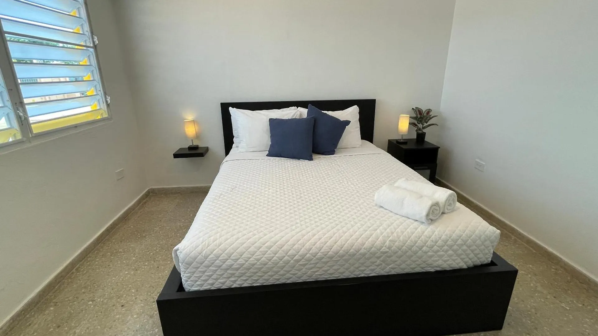 Mont Residence Offering A Loft And 3 Bedroom Apartment Steps From The Ferry 비에케스
