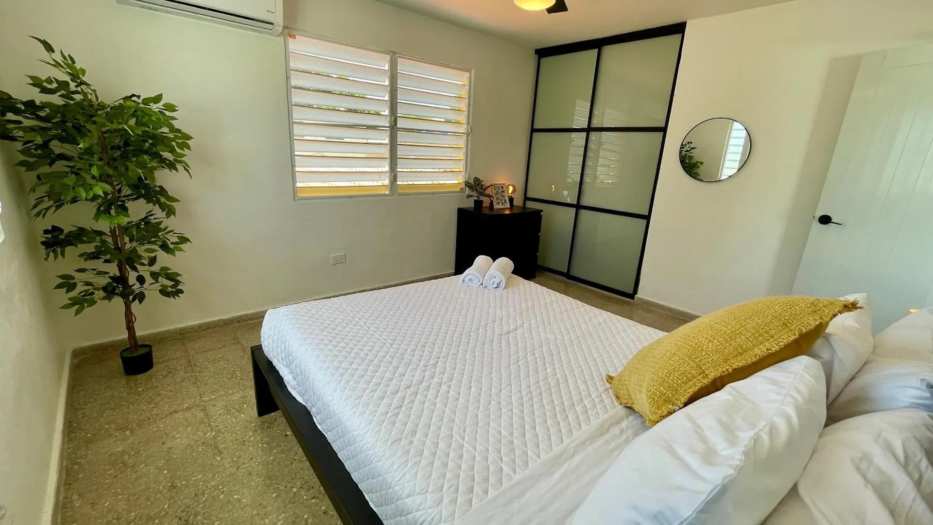 Mont Residence Offering A Loft And 3 Bedroom Apartment Steps From The Ferry 비에케스