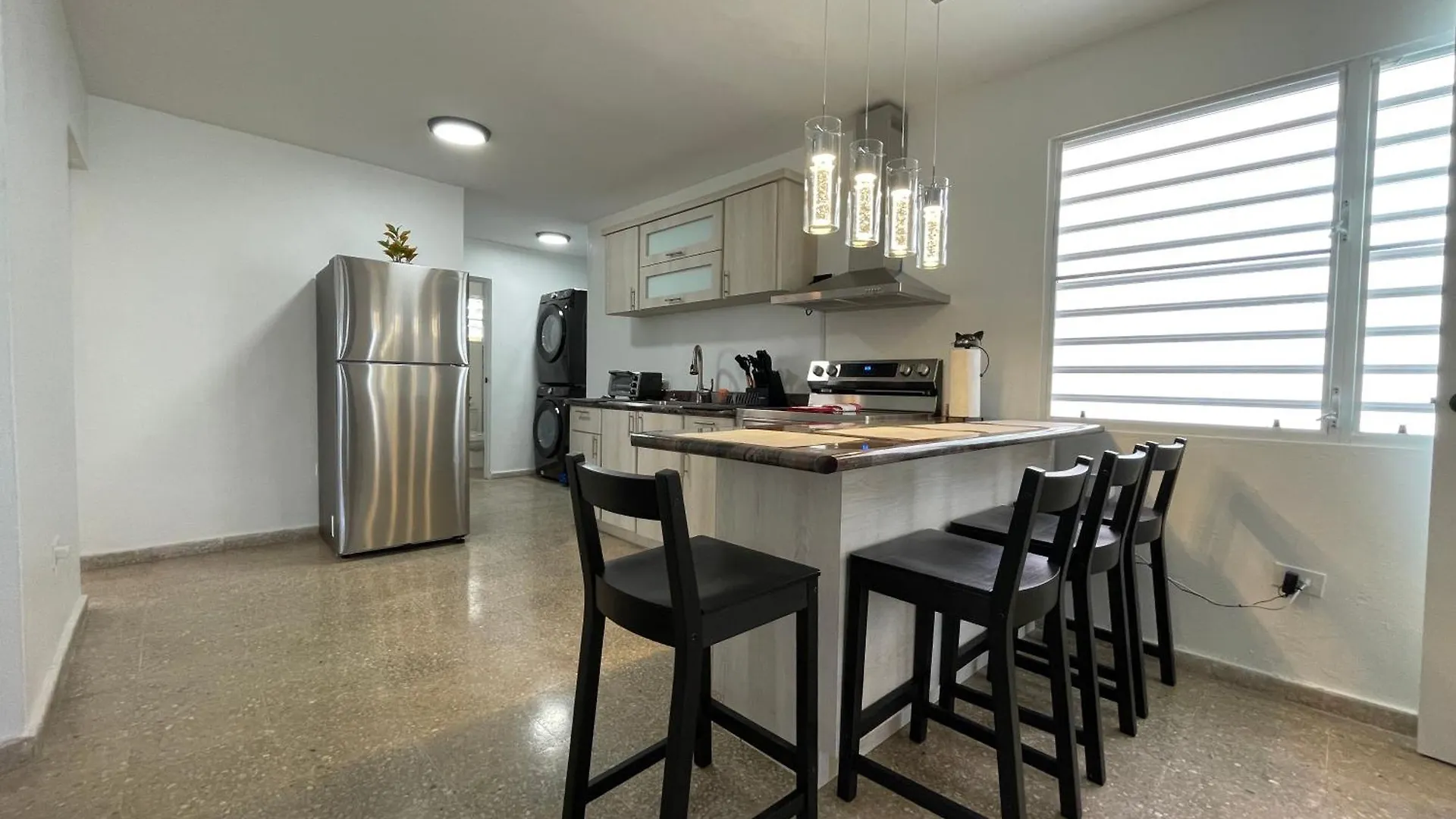 Mont Residence Offering A Loft And 3 Bedroom Apartment Steps From The Ferry 비에케스