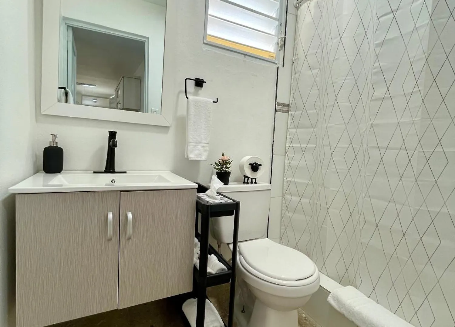 Mont Residence Offering A Loft And 3 Bedroom Apartment Steps From The Ferry 비에케스