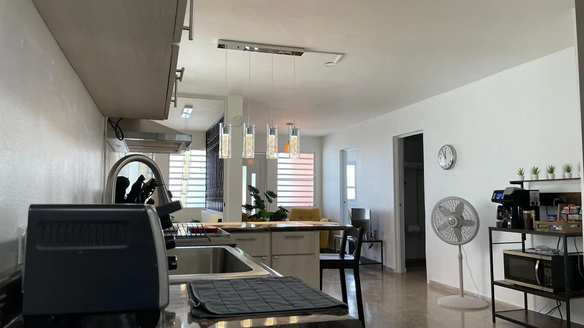 Mont Residence Offering A Loft And 3 Bedroom Apartment Steps From The Ferry 비에케스