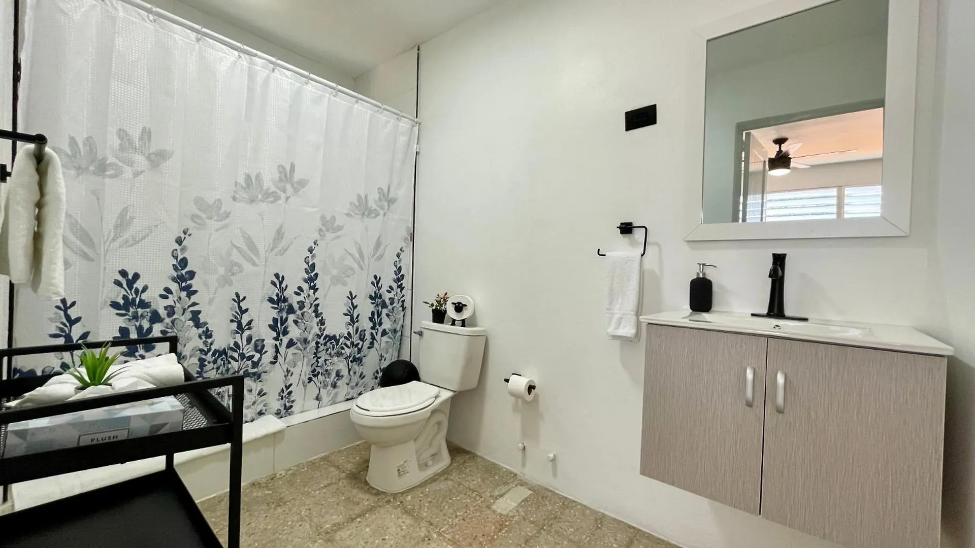 Mont Residence Offering A Loft And 3 Bedroom Apartment Steps From The Ferry 비에케스
