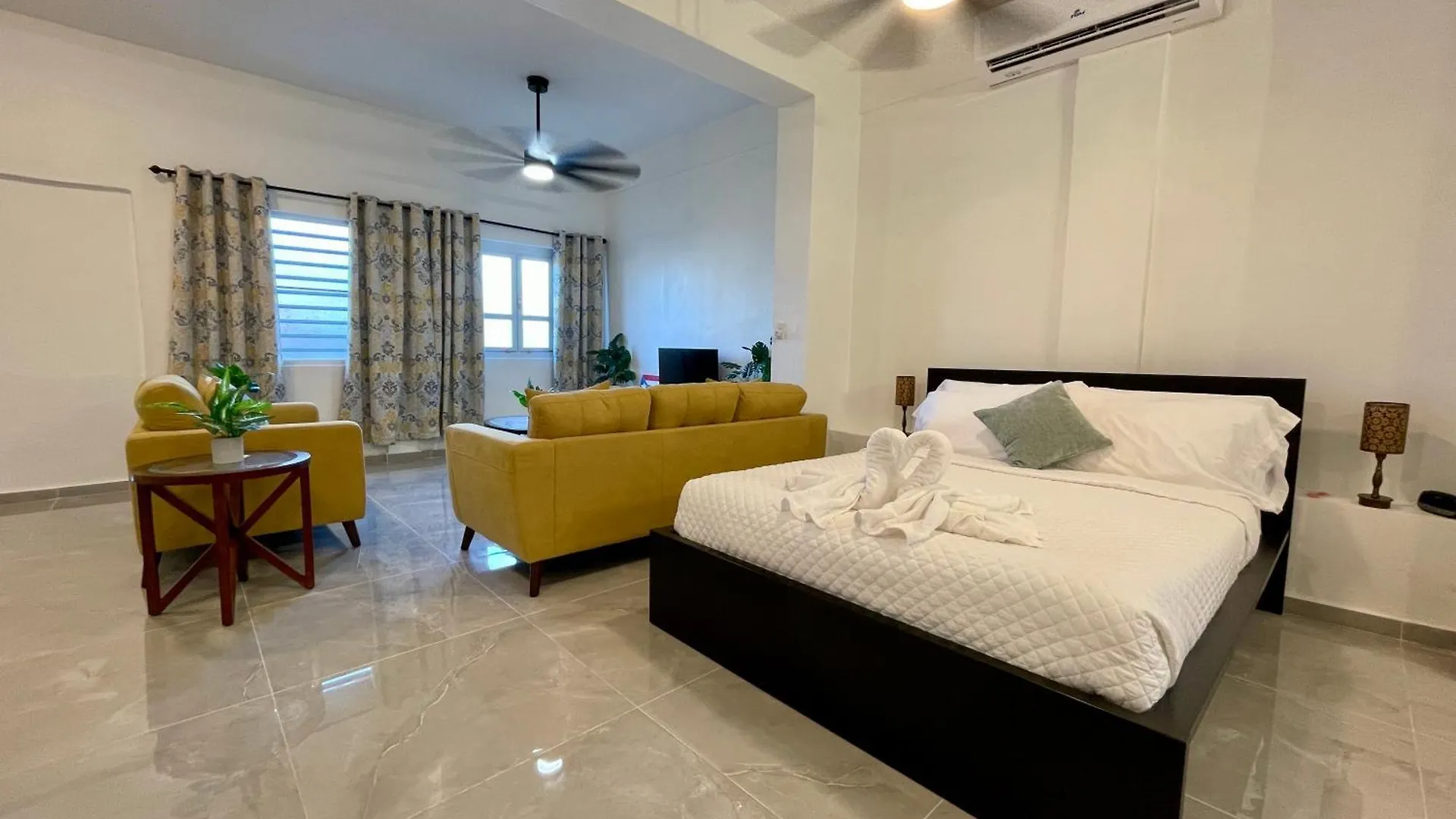 Mont Residence Offering A Loft And 3 Bedroom Apartment Steps From The Ferry 비에케스