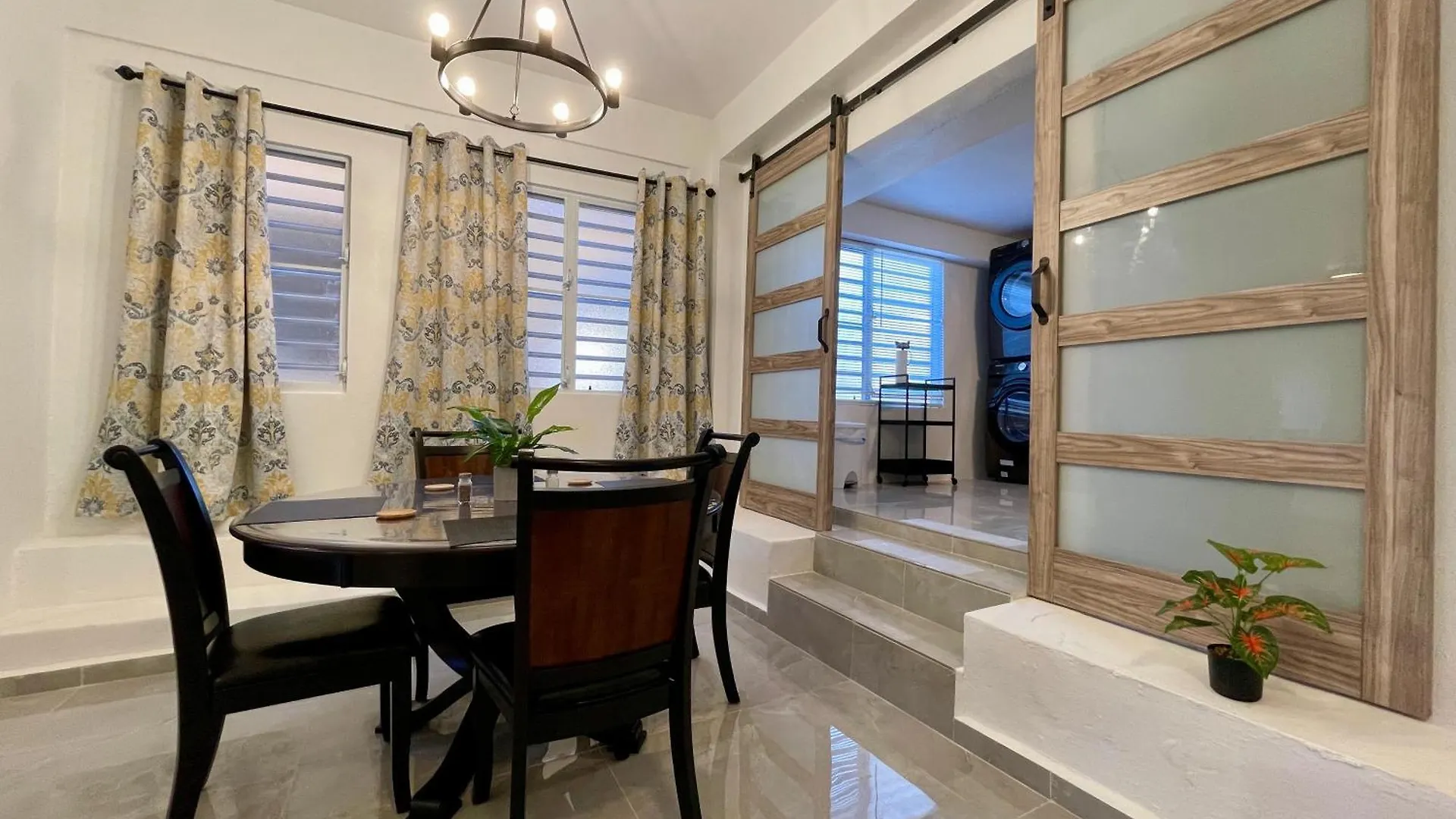 Mont Residence Offering A Loft And 3 Bedroom Apartment Steps From The Ferry 비에케스