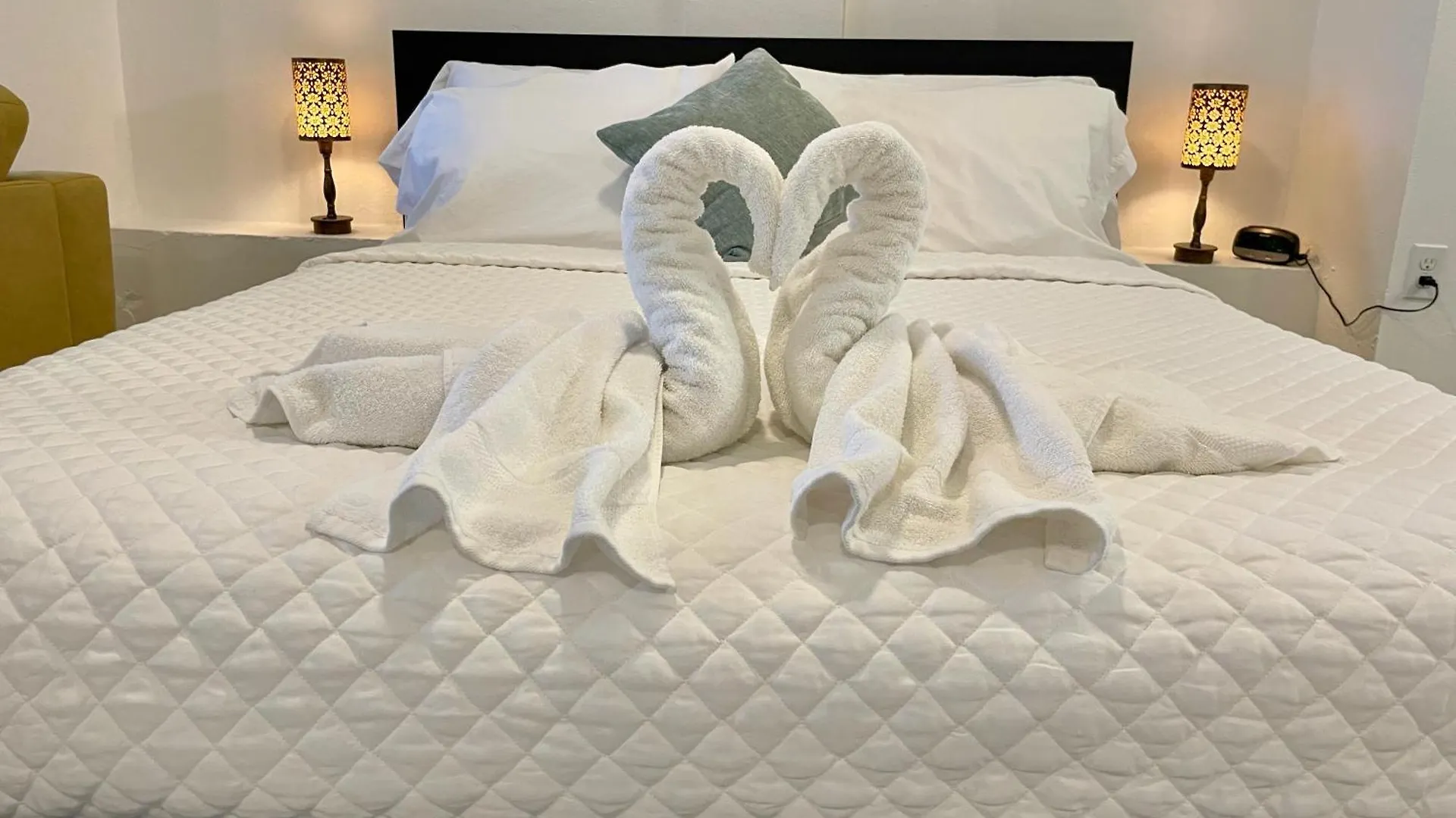 Mont Residence Offering A Loft And 3 Bedroom Apartment Steps From The Ferry 비에케스 0*,