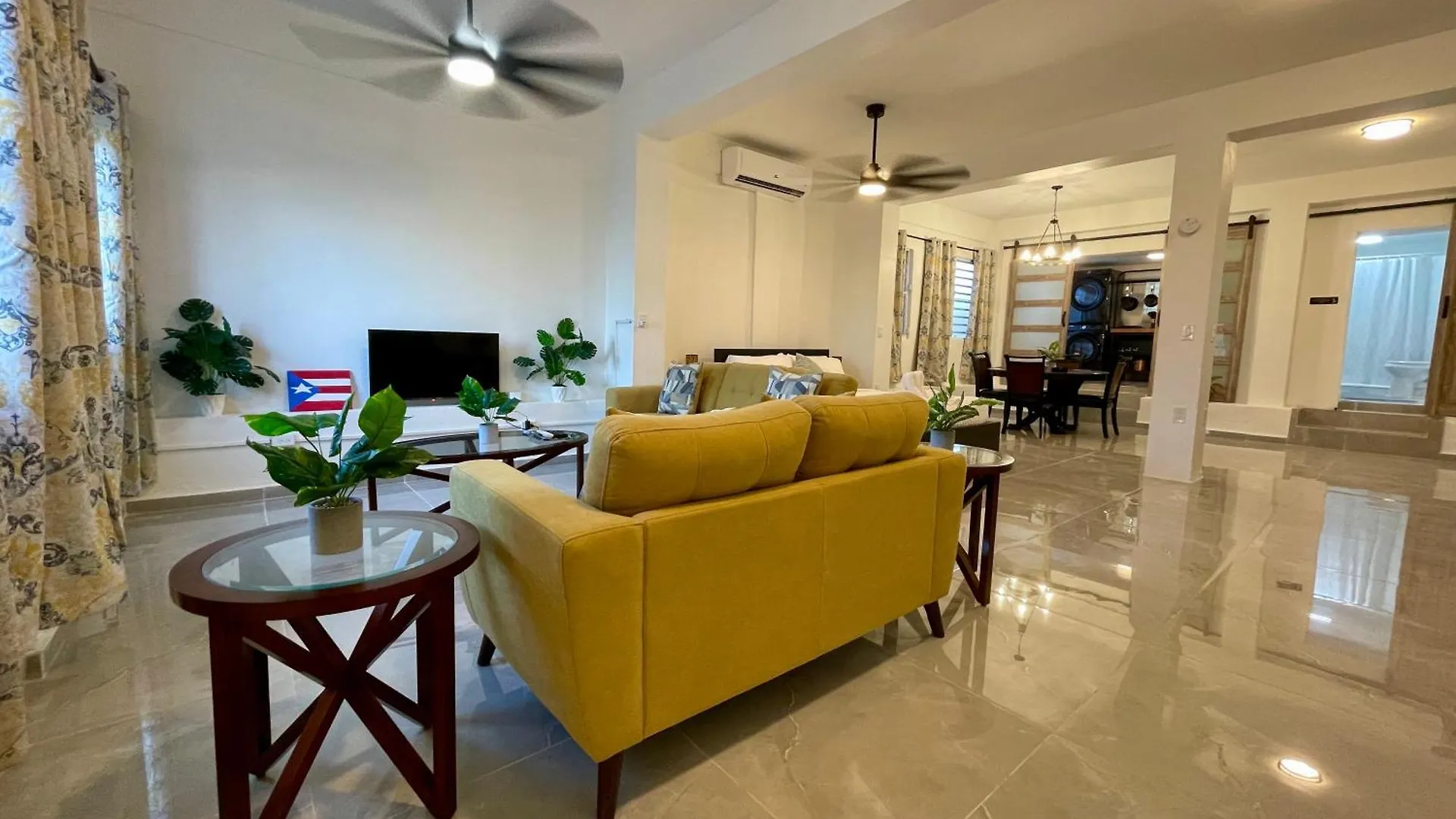 Mont Residence Offering A Loft And 3 Bedroom Apartment Steps From The Ferry 비에케스
