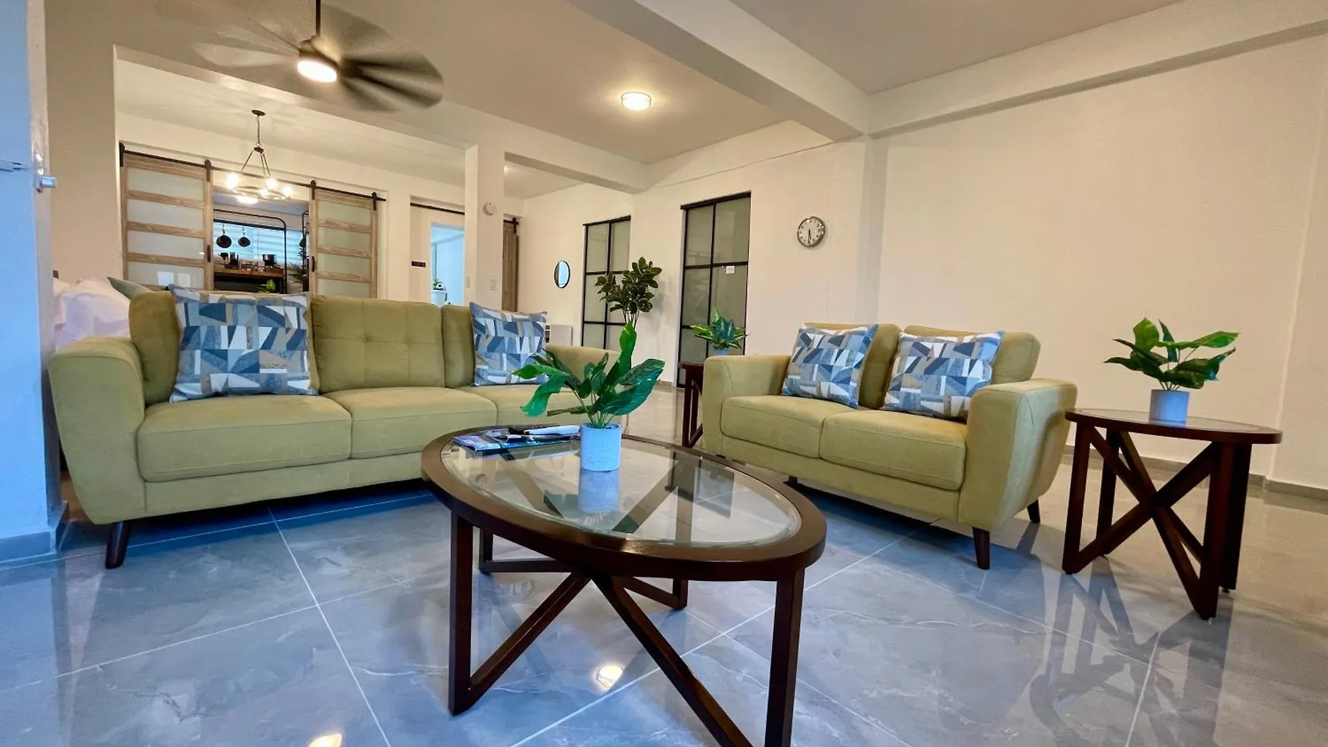 Mont Residence Offering A Loft And 3 Bedroom Apartment Steps From The Ferry 비에케스