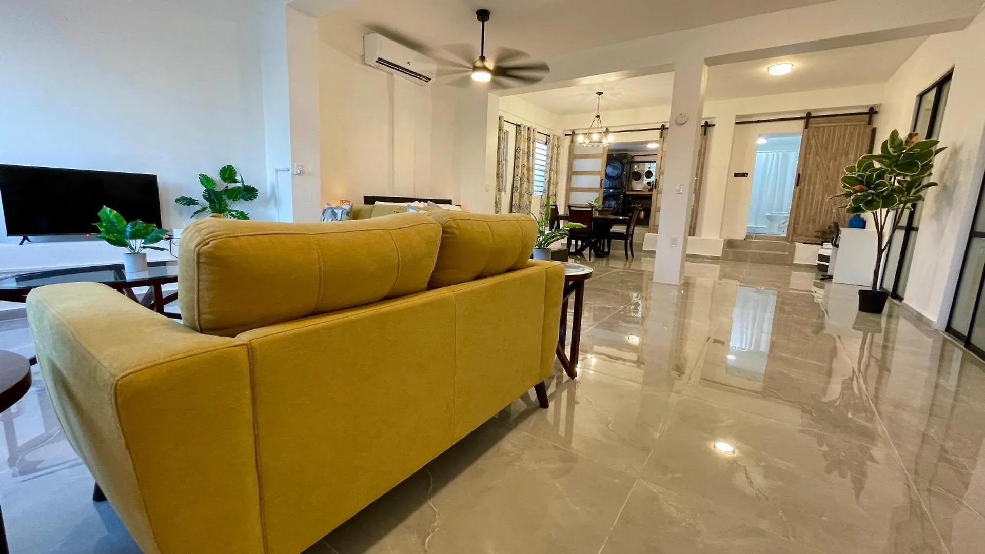 Mont Residence Offering A Loft And 3 Bedroom Apartment Steps From The Ferry 비에케스